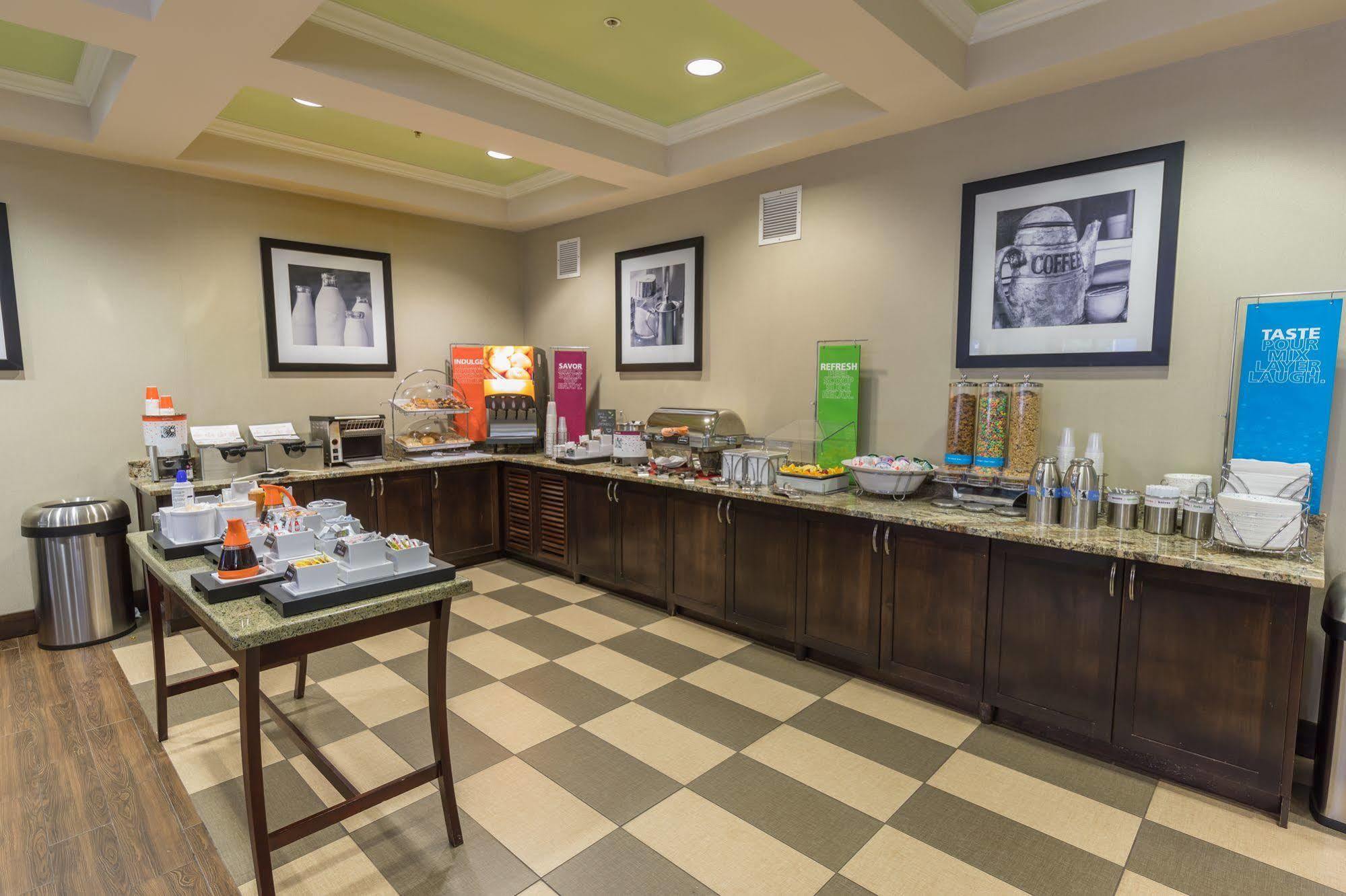 Hampton Inn Юджин Экстерьер фото